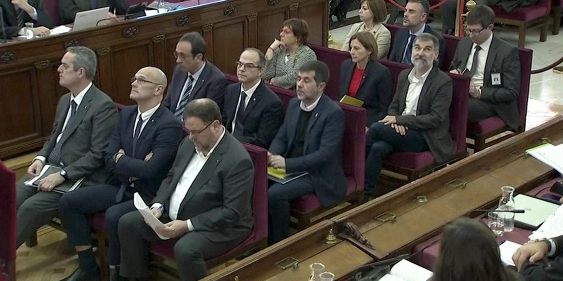 De tolv åtalade katalanska ledarna när rättegången inleddes i Spaniens högsta domstol i Madrid.