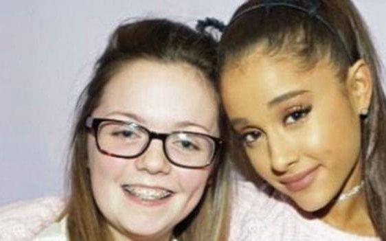 Georgina Callander dog i natt på sjukhus med sin mamma vakande vid sin sida. För två år sedan tog hon en selfie med idolen Ariana Grande vars konsert hon besökte under måndagskvällen i Manchester. FOTO: Instagram/BBC