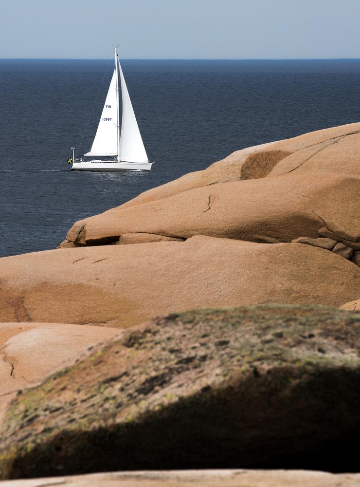 Hållö en ö i havet utanför Kungshamn och Smögen i SotenäsSegelbåt med  klippor