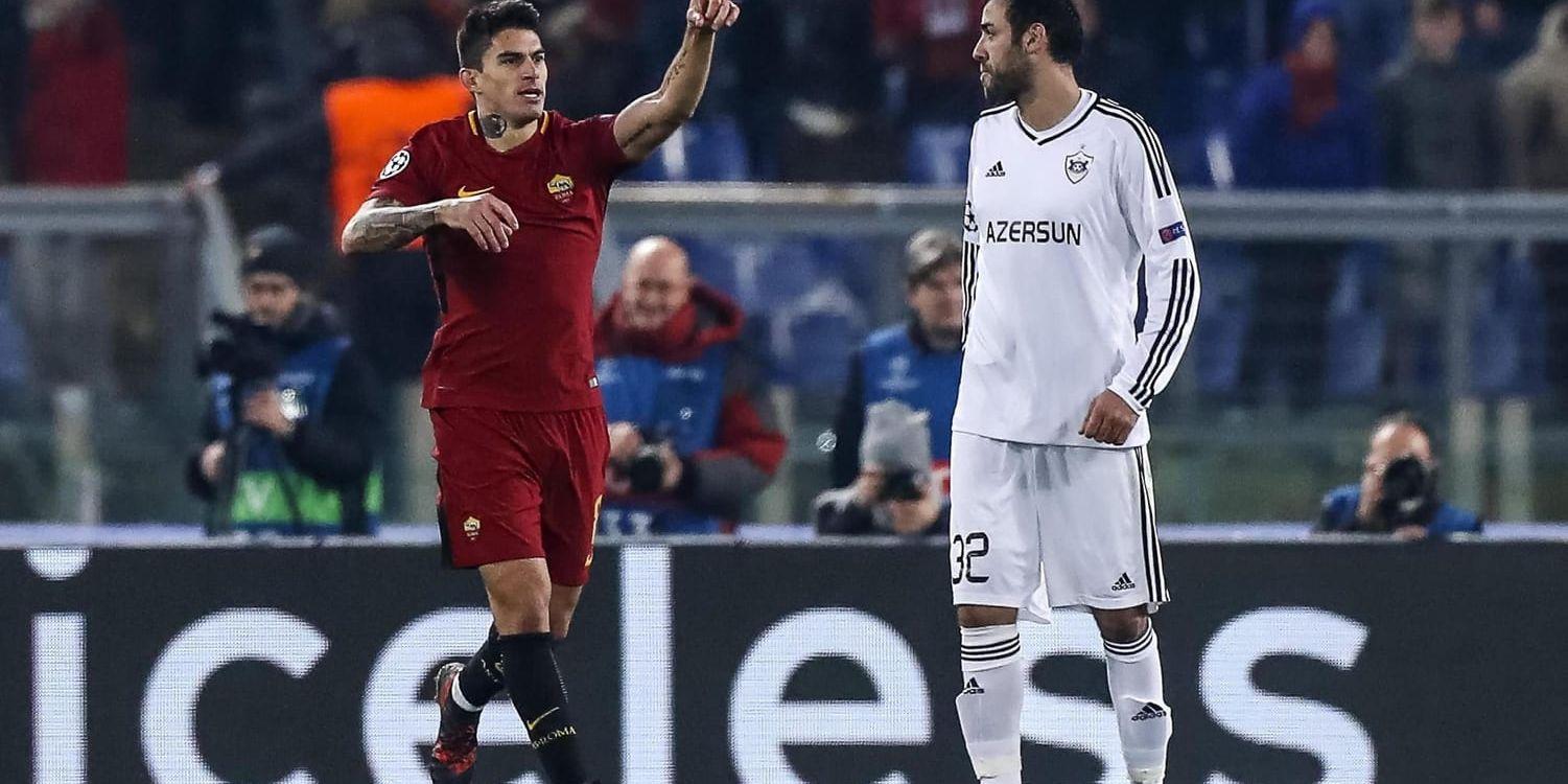 Romas Diego Perotti (till vänster) firar 1–0-målet mot Karabach när Roma tog sig vidare till åttondelsfinal.