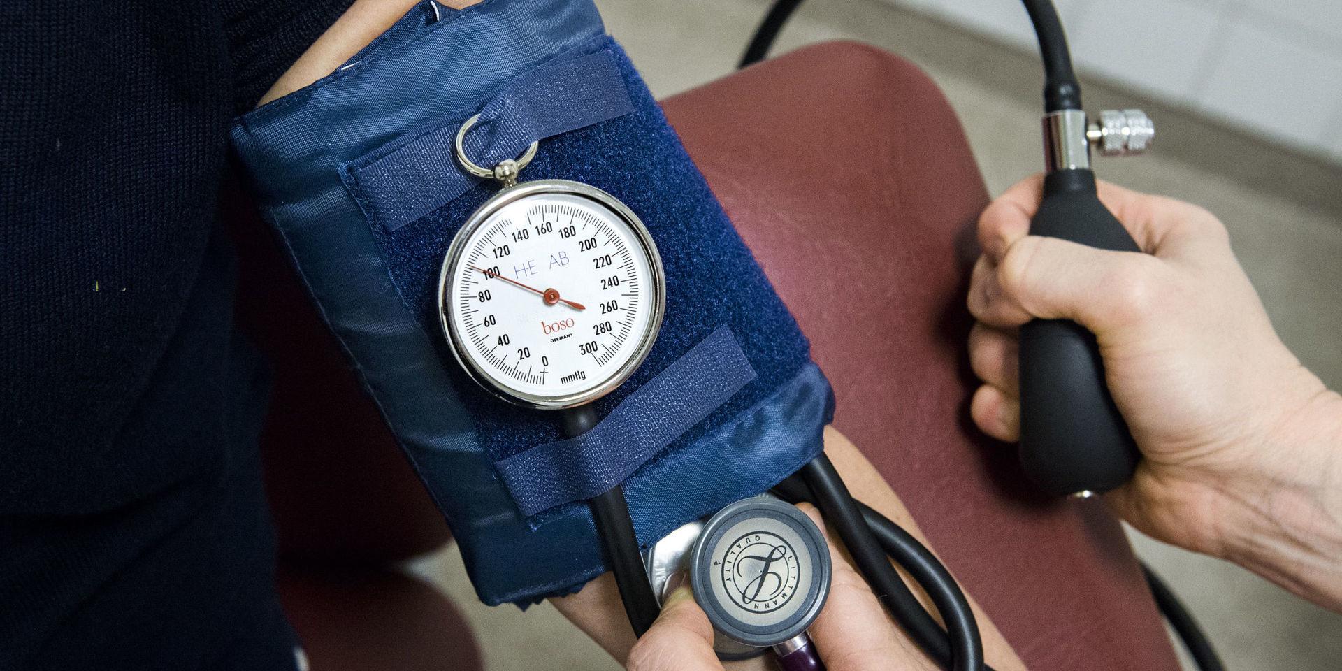 Sjuksköterska mäter blodtrycket.
