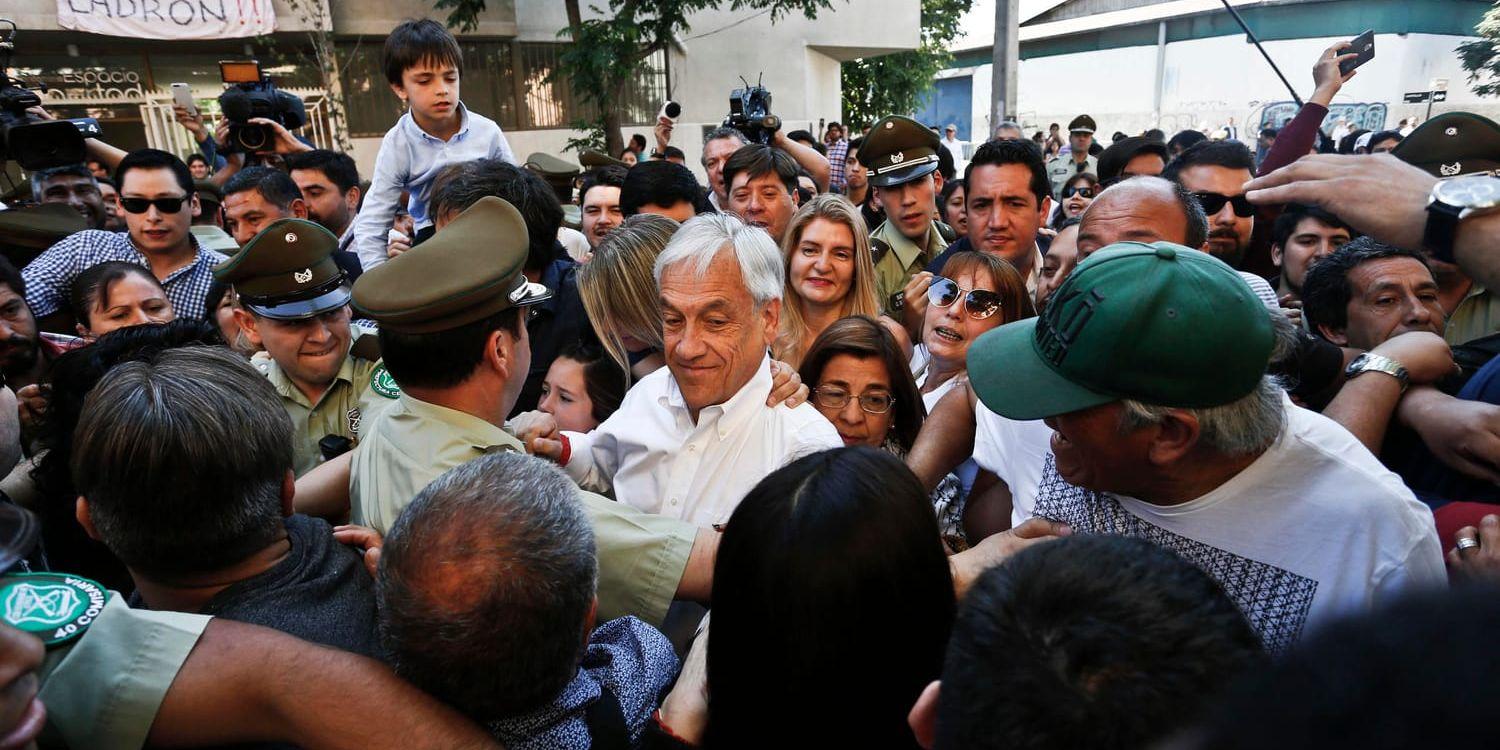 Sebastián Piñera på väg för att rösta i Santiago, Chile.