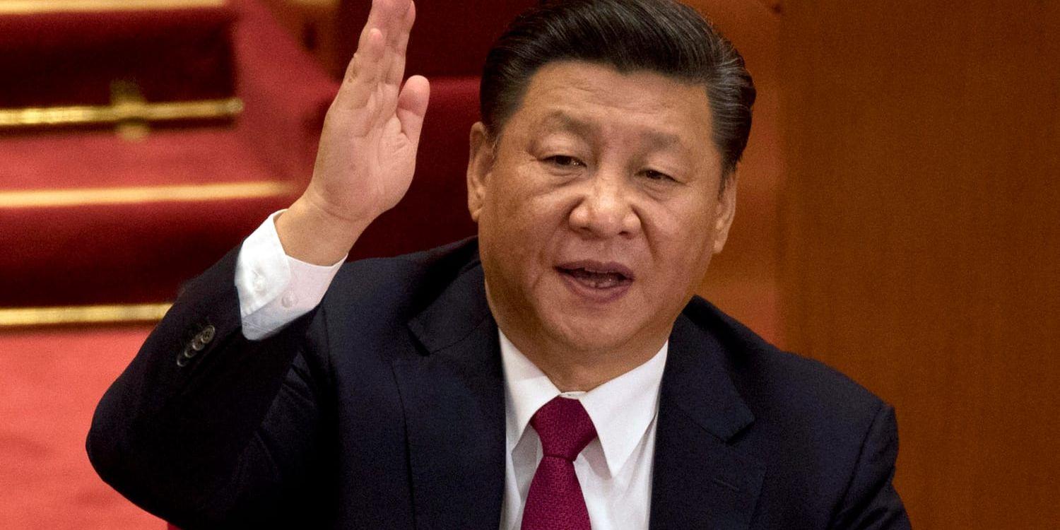 Xi Jinping har fått sitt namn inskrivet i kommunistpartiets stadgar – något som endast Mao Zedong tidigare fått under sin livstid.
