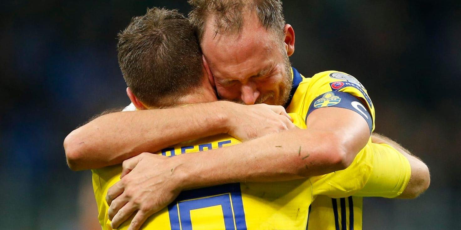 Sveriges lagkapten Andreas Granqvist i tårar när VM-biljetten är klar, omkramad av Marcus Berg.