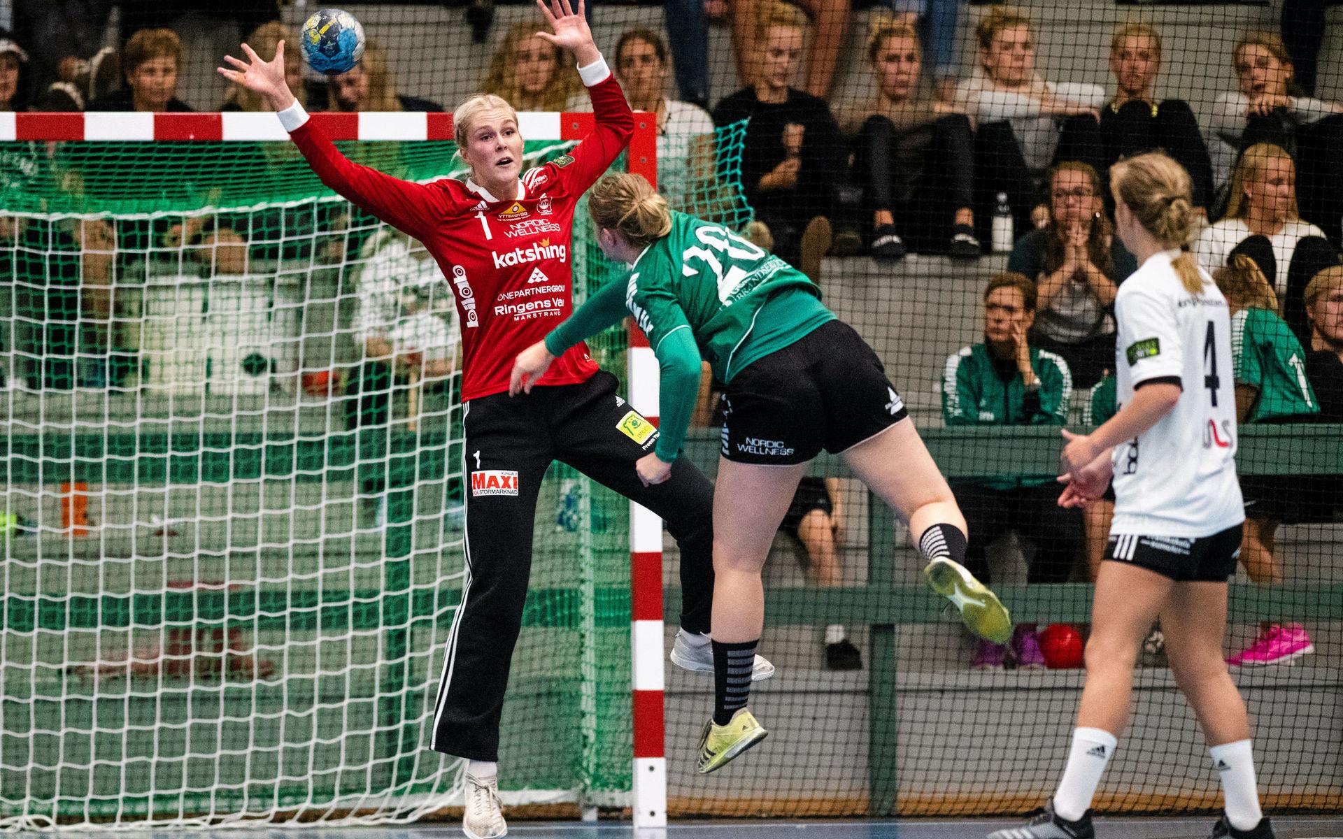 Sofie Börjesson räddar ett skott från Önnereds Linnea Jönsson.