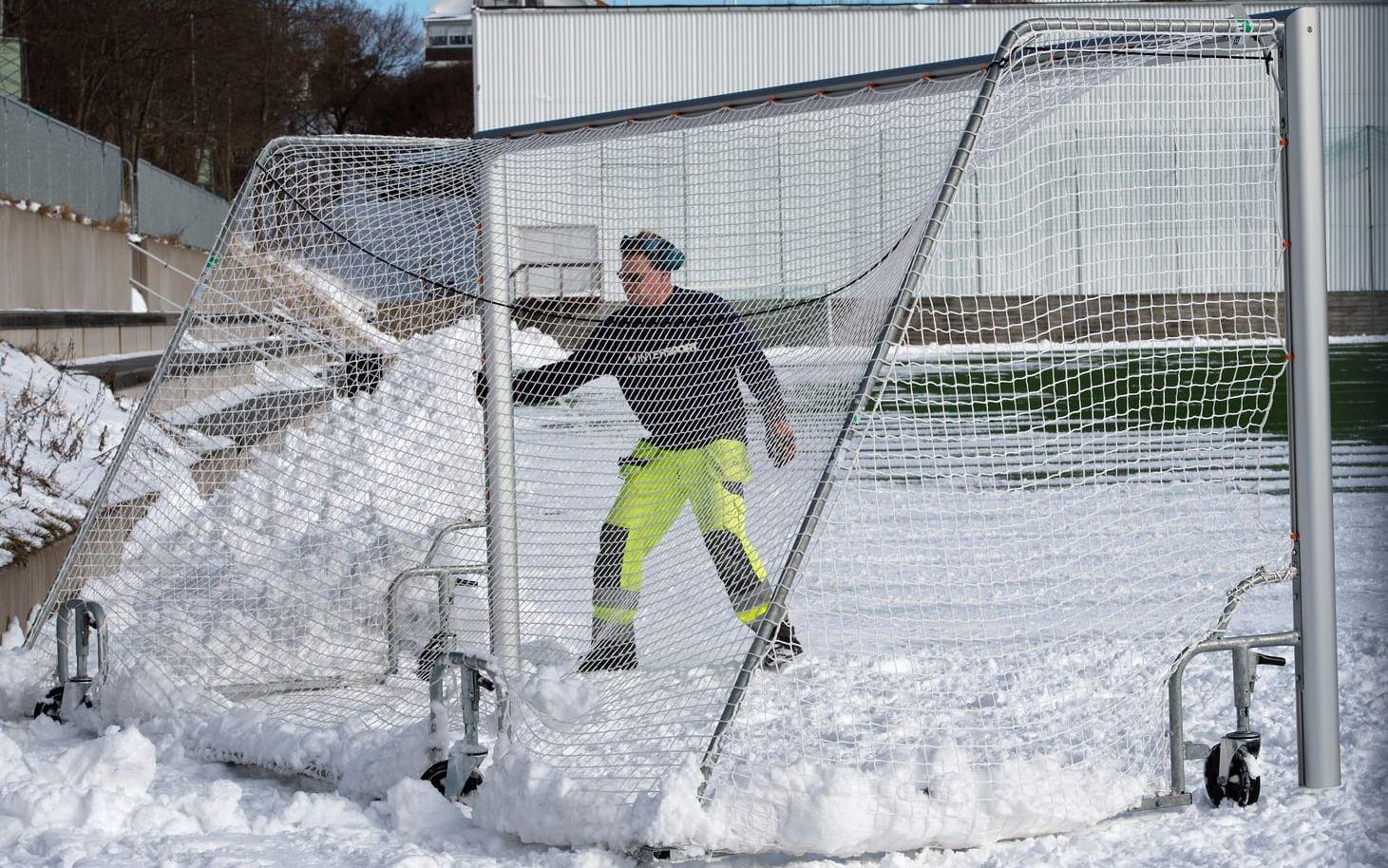 Urban Samuelsson hade fullt upp att ploga bort snön från planen. Foto: Lasse Edwartz
