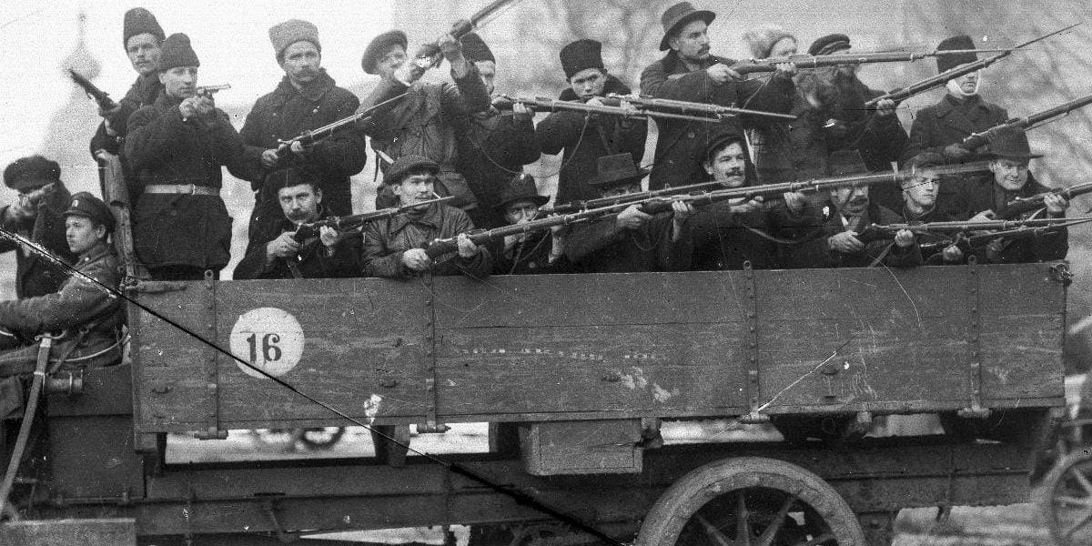 Gör revolution. Rödgardister i St Petersburg oktober 1917.
