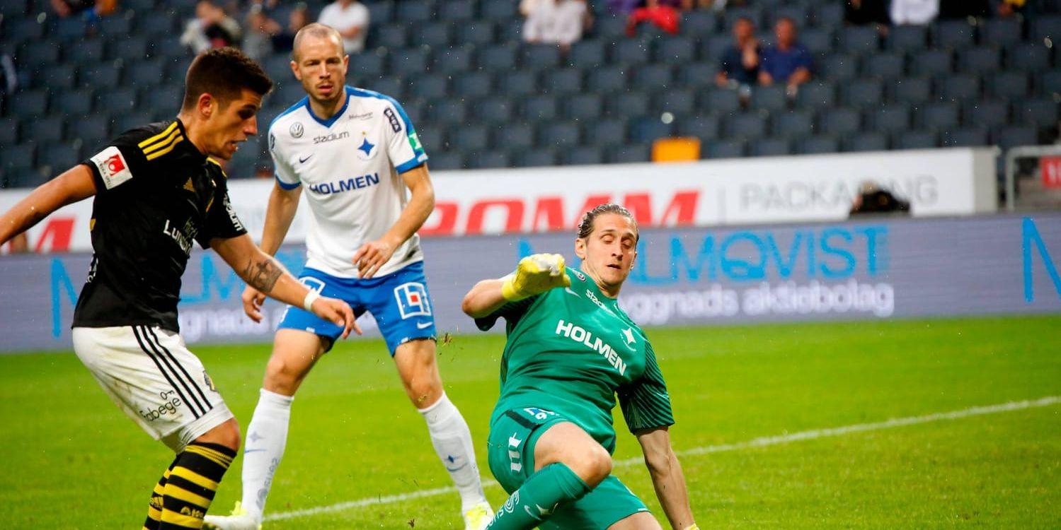 AIK.s nyförvärv Nicolas Stefanelli imponerade i debuten. Här mot storspelade IFK Norrköpings-målvakten David Mitov Nilsson som gjorde comeback.