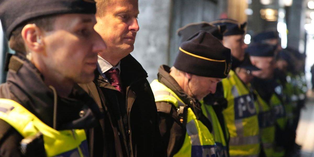 Lyssna på larmen! Polisen har inte bara en kris, utan tre parallella kriser, som alla kräver mer handling av inrikesminister Anders Ygeman (S) än en förljugen problemformulering.