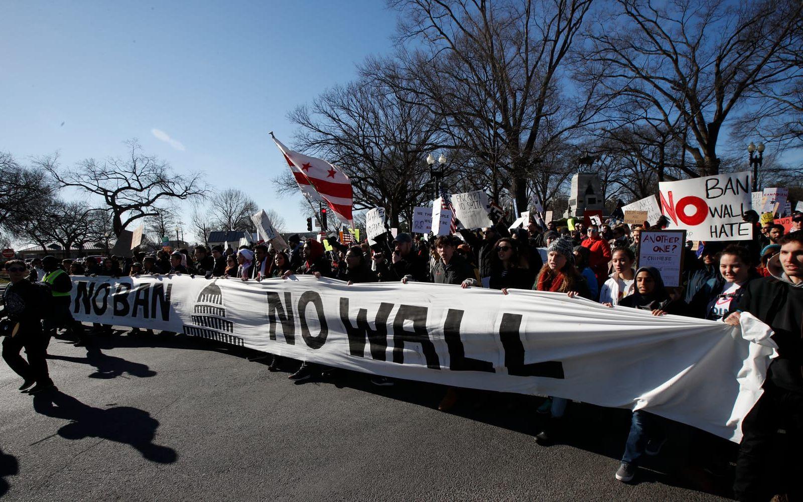 4 FEBRUARI: Presidenten gjorde inga offentliga framträdanden under helgen. Här syns protester utanför Vita Huset mot hans imigrationspolitik. Foto: TT