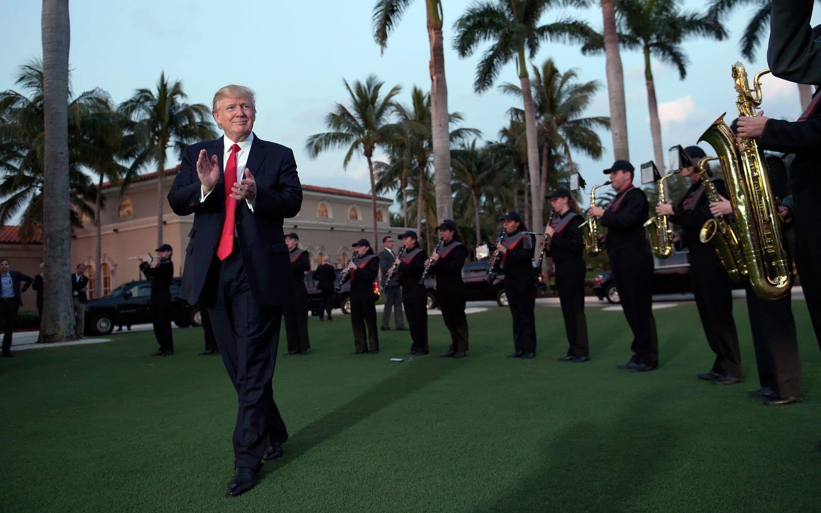 5 FEBRUARI: Besök vid Trump International Golf Club i West palm beach. I bakgrunden spelar. Palm Beach Central High School Band. Foto: TT