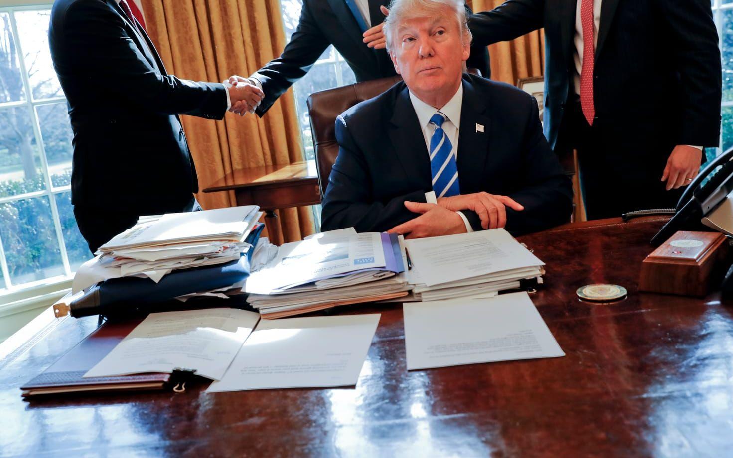 8 FEBRUARI Presidenten vid skrivbordet efter ett möte med it-företaget Intels CEO Brian Krzanich. Foto: TT