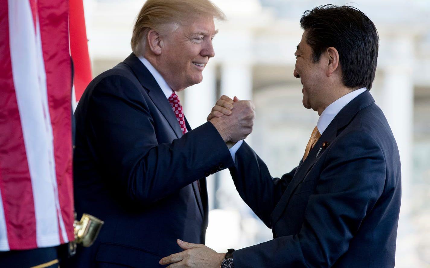 10 FEBRUARI Trump hälsar Japans premiärminister Shinzo Abe välkommen till Vita huset med en högst icke-statsmannamässig hälsning. Foto: TT