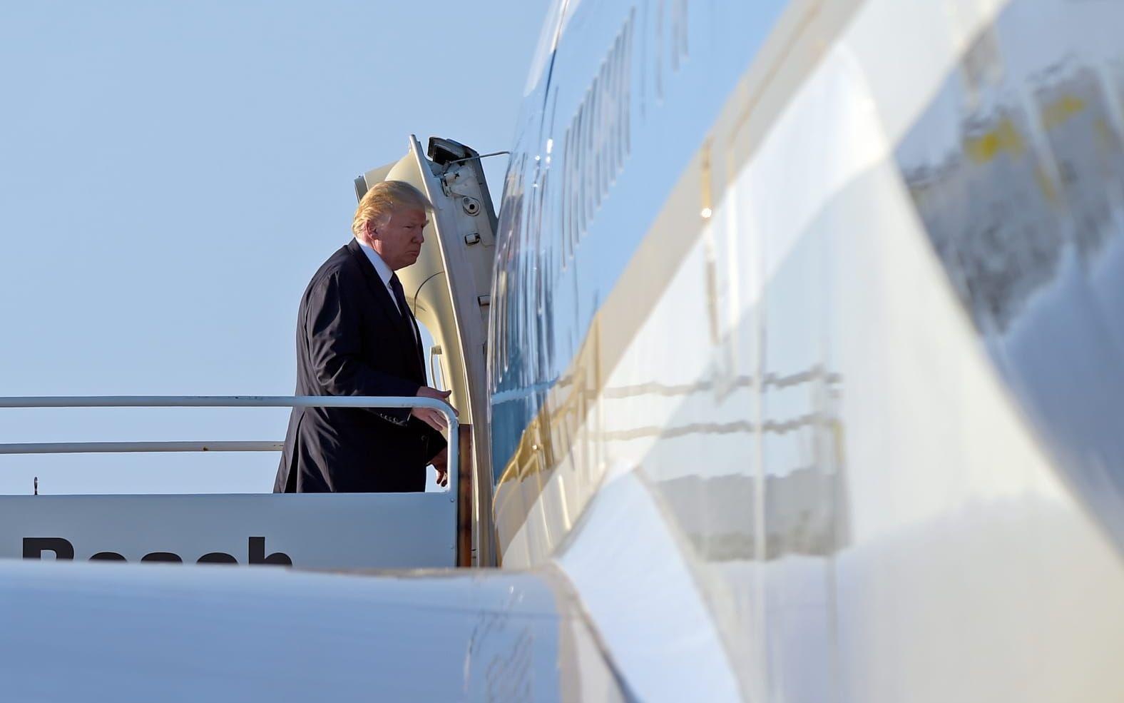 12 FEBRUARI: Trump bordar Air Force One för att åka tillbaka till Washington efter en tung golfhelg i Florida med Japans premiärminister. Foto: TT