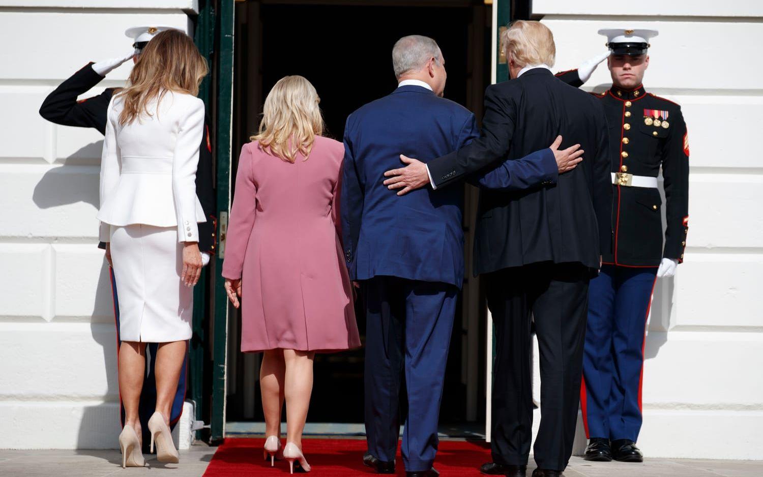 15 FEBRUARI: Israels premiärminister Benjamin Netanyahu med fru besöker Vita Huset. Trump säger vid en presskonferens att han är öppen för såväl en tvåstatslösning som enstatslösning. Foto: TT