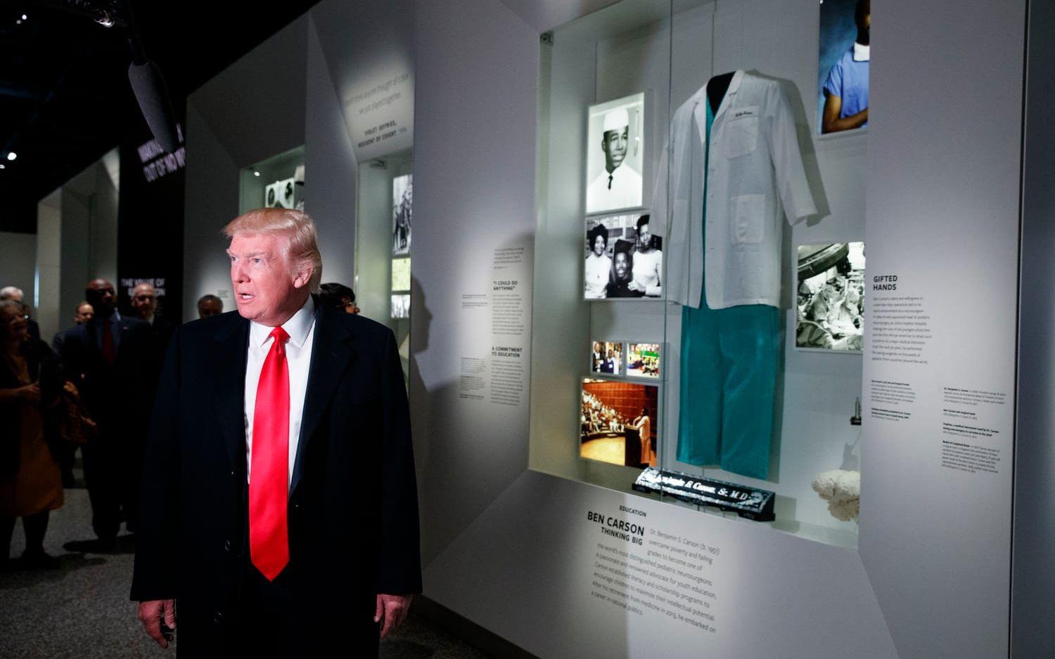 21 FEBRUARI: Donald Trump besöker National Museum of African American History. Här står han framför en utställning tillägnad Dr Ben Carson som nominerats till minister över Urban Development. Foto: TT
