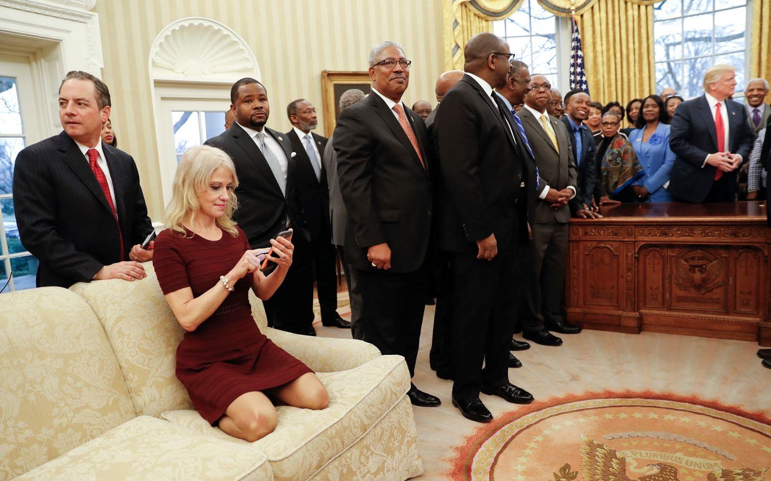 27 FEBRUARI: Bilden av en uppenbart avslappnad Kellyanne Conway, politisk rådgivare till Trump, fick stor uppmärkamhet. Foto: TT