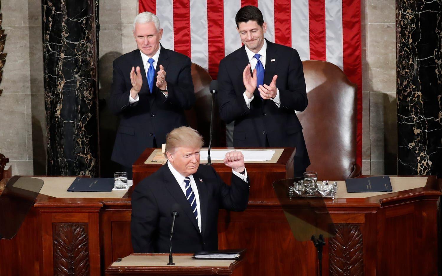 28 FEBRUARI: Donald Trump flankeras av Mike Pence och Paul Ryan under sitt första tal till kongressen. Han talade om att rusta militären, sänka skatter och immigration. Han uppmanade även amerikaner att handla och anställa amerikanskt. Foto: TT