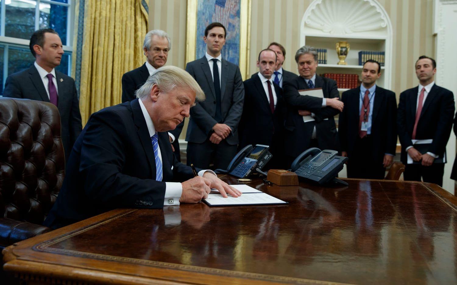 23 JANUARI: Trump säger att USA drar sig ur förhandlingarna om frihandelsavtalet TPP. Foto: TT