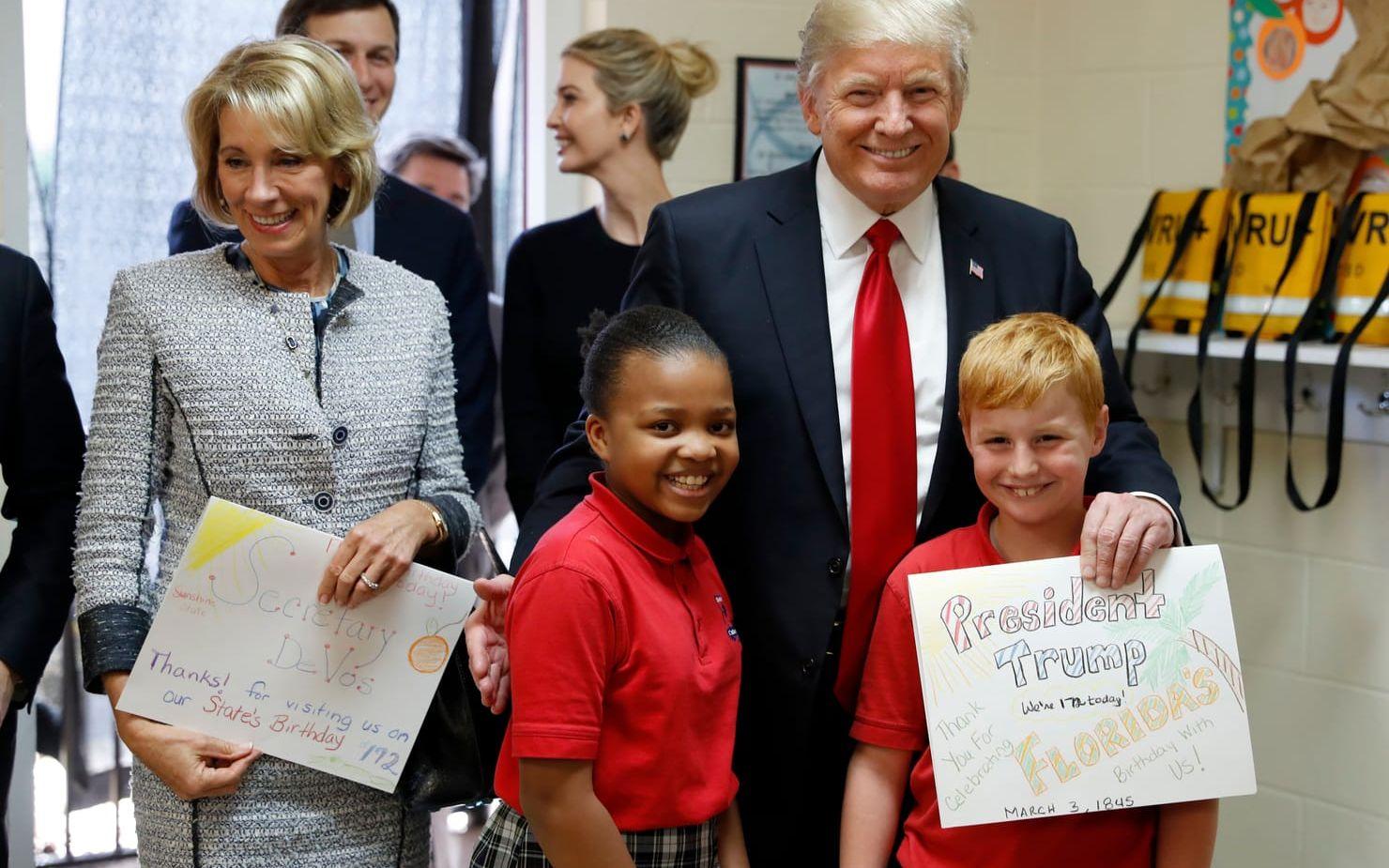 3 MARS: President Donald Trump och utbildningsministern Betsy DeVos under ett besök i en skola i Florida. Foto: TT