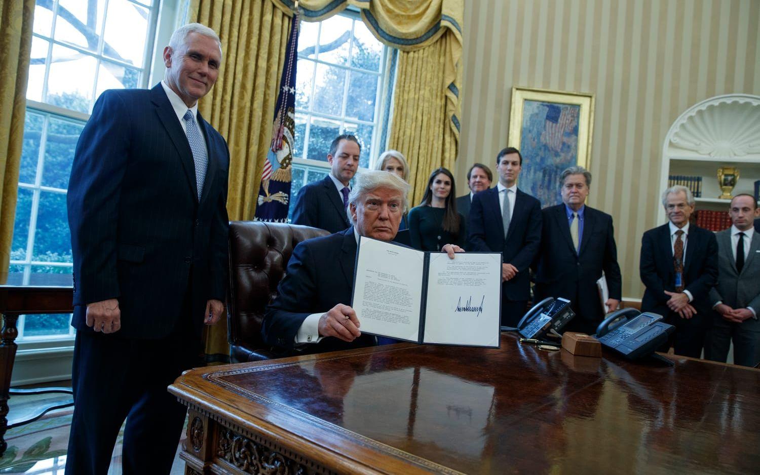 24 JANUARI: Trump signerar en order om att två oljeledningar ska tillåtas. Foto: TT