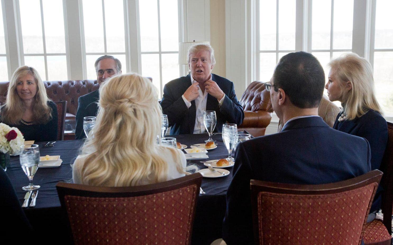 11 MARS: Trump i ett lunchmöte med sina ministrar på Trump National Golf Club i Sterling, Virginia. Foto: TT