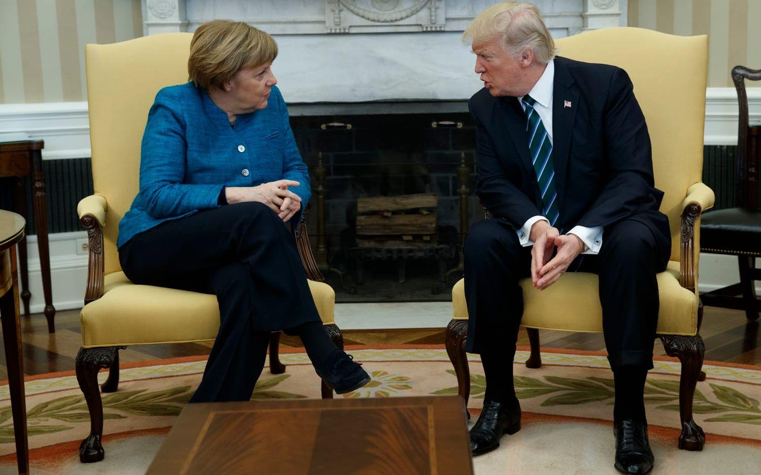 17 MARS: Tysklands förbundskansler Angela Merkel träffar Donald Trump. Det uppstår en diskussion om hur bra deras relation egentligen är och huruvida de vägrade skaka hand inför pressen. Foto: TT