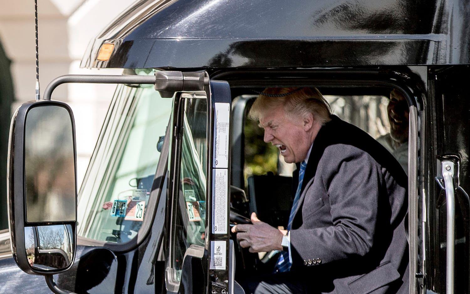 23 MARS: Presidenten testar en lastbil på gräsmattan utanför Vita huset. Foto: TT