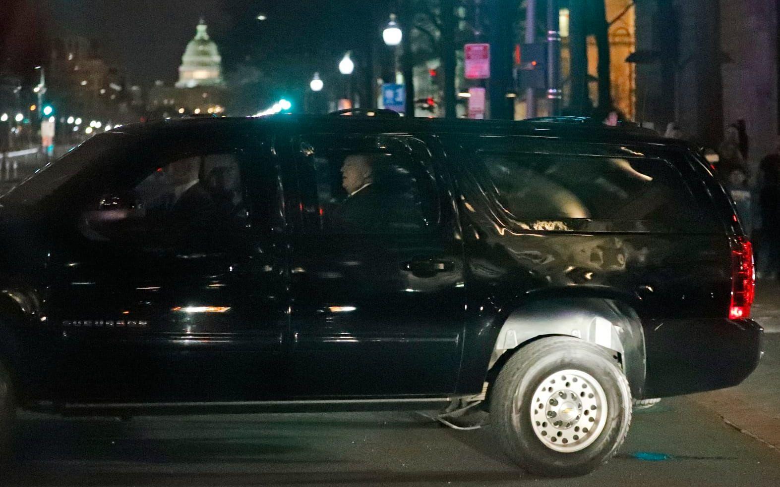 25 MARS: Presidenten återvänder till Vita Huset på Pennsylvania Avenue efter en middag på Trump International Hotel i Washington. Foto: TT