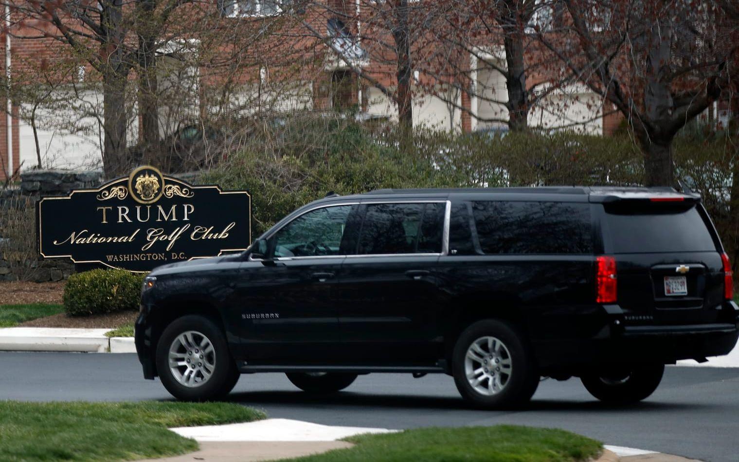 26 MARS: Trump gjorde inga offentliga framträdanden denna dag. Här syns hans kortege på väg till en av hans golfklubbar i Virginia. Foto: TT