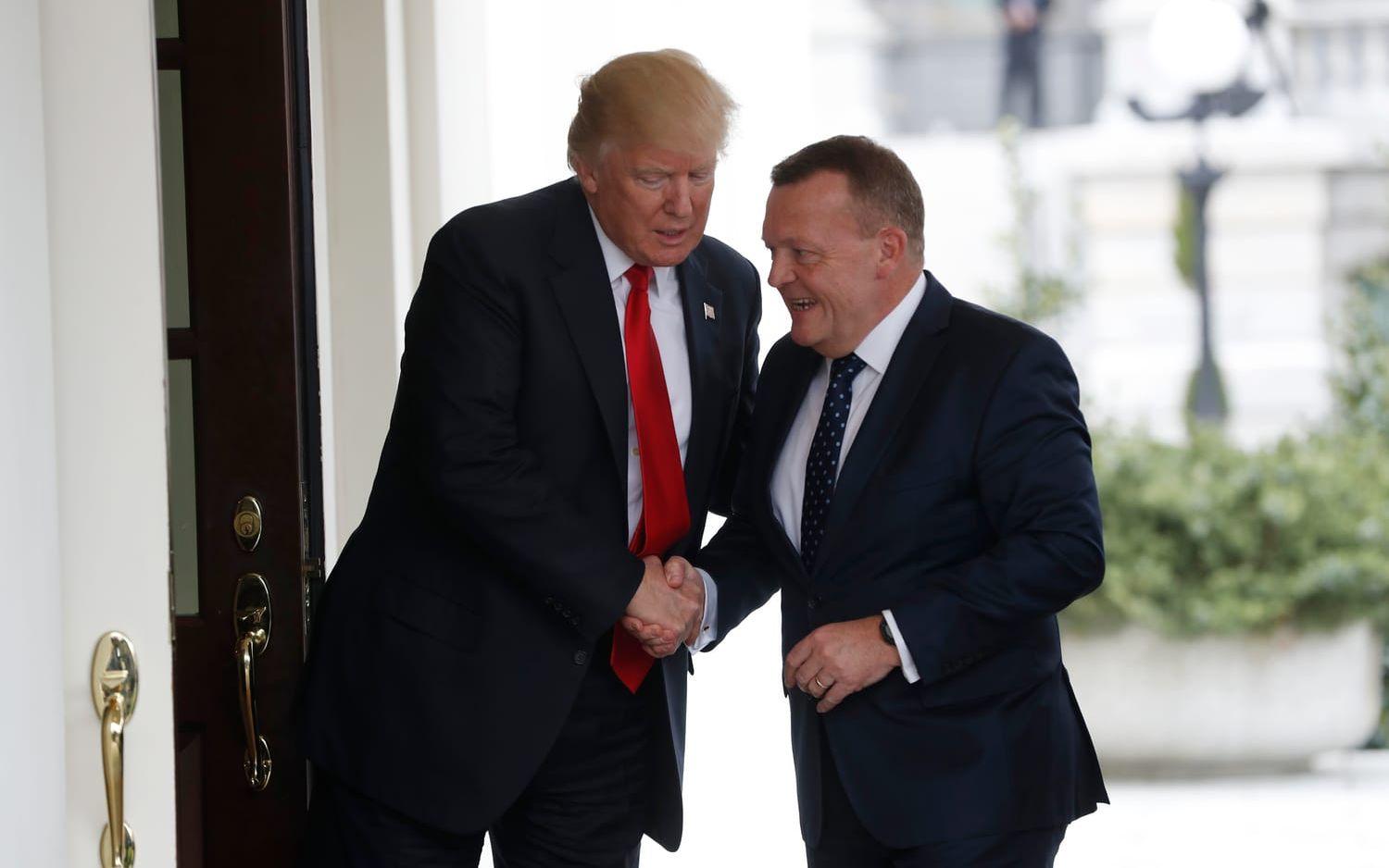 30 MARS: Trump hälsar Danmarks premiärminister Lars Løkke Rasmussen välkommen till Vita Huset. Foto: TT