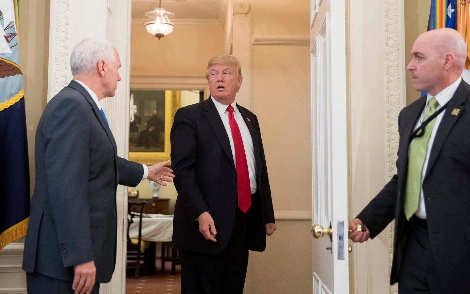 31 MARS: President Trump är på väg ut ur Ovala rummet men stoppas av vicepresidenten Mike Pence eftersom han glömt att underteckna en exekutiv order. Foto: TT