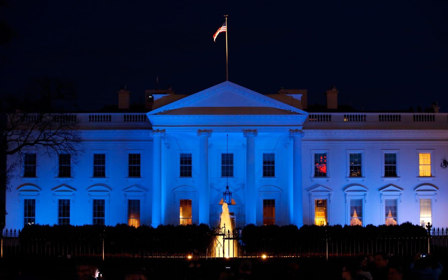 2 APRIL: Trump gjorde inga framträdanden denna dag. På bilden Vita Huset i blått för att uppmärksamma världsautism-dagen. Foto: TT