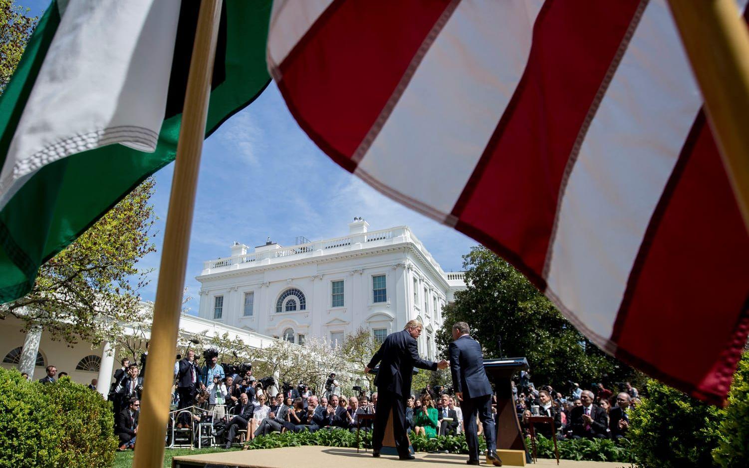 5 APRIL Trump tar emot Jordaniens kung Abdullah II i rosenträdgården utanför Vita huset. Foto: TT
