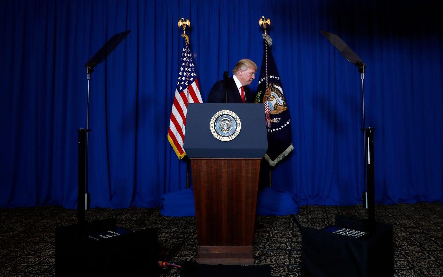 6 APRIL: Trump lämnar podiet sedan han pratat om missilattacken i Syrien. Foto: TT