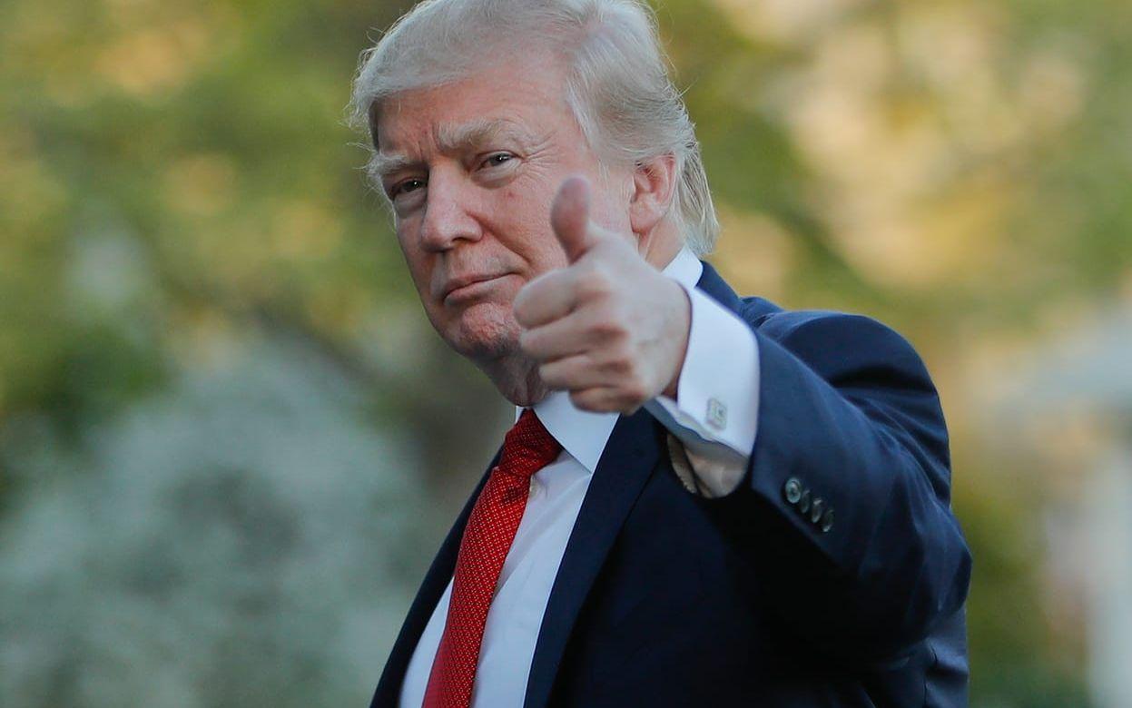 9 APRIL: Presidenten ger tummen upp medan han återvänder till Vita Huset efter ett besök Florida. Foto: TT