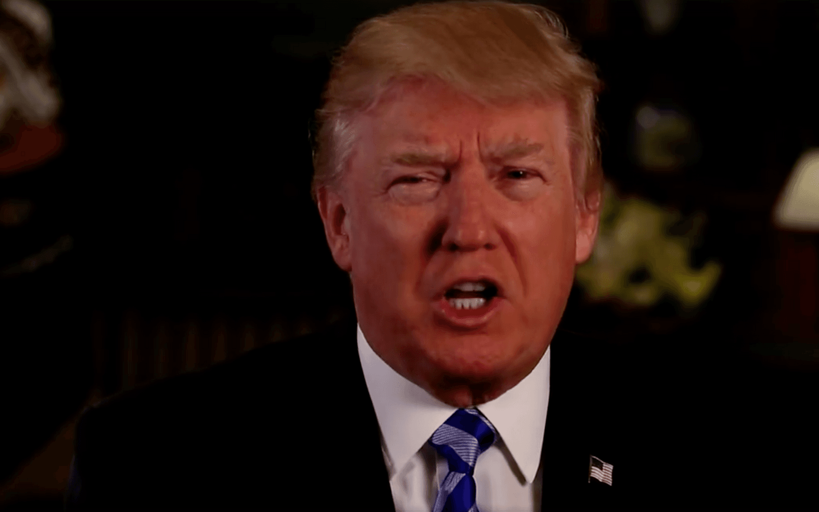 14 APRIL: Trump talar till amerikanska folket i en Facebook-video.