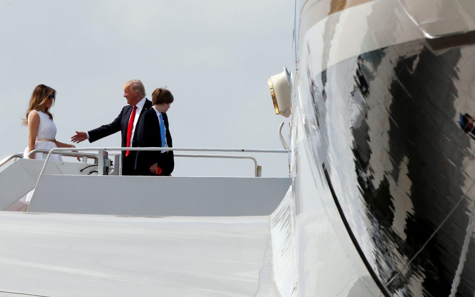 16 APRIL: Melania, Donald och Barron Trump, 11, bordar Air Force One.  Foto: TT