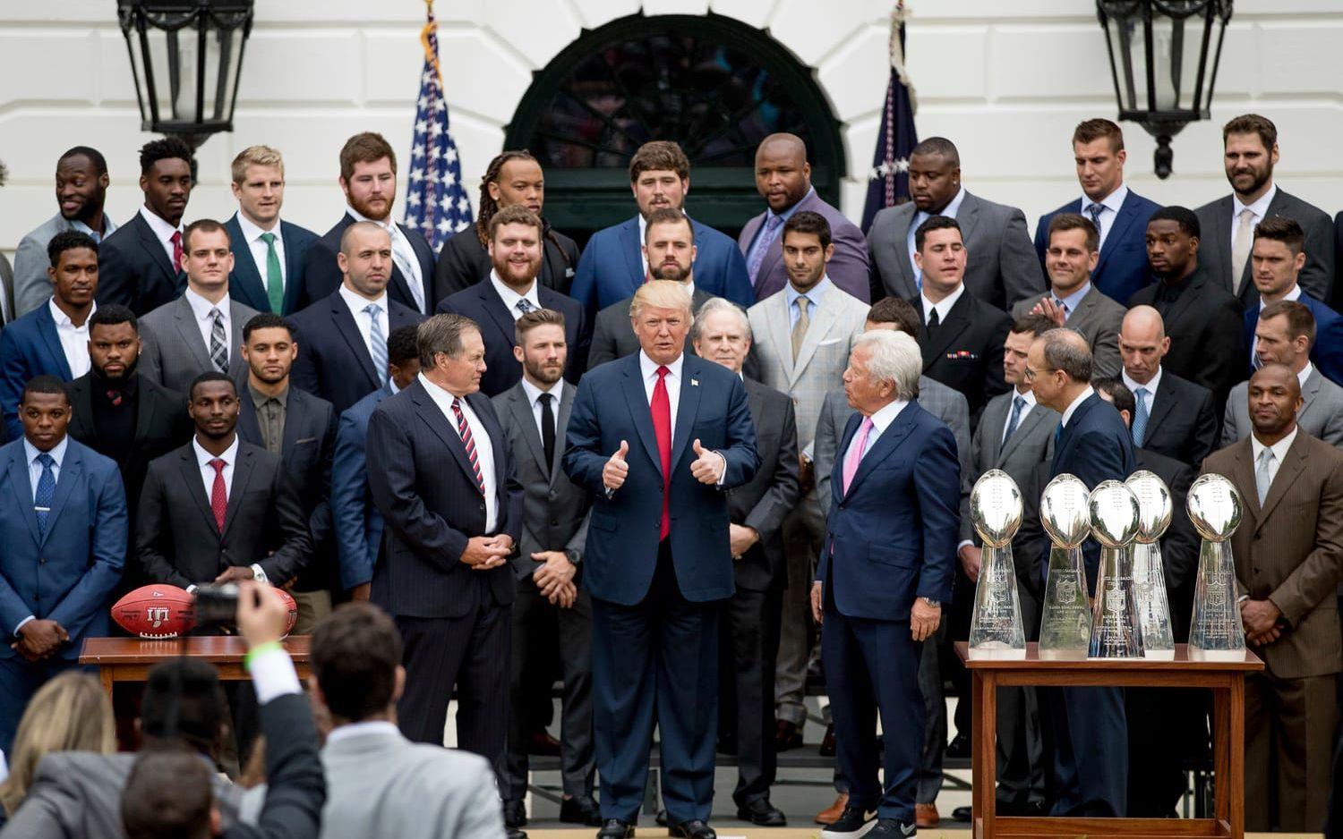 19 APRIL: Trump tar emot New England Patriots på gräsmattan utanför Vita Huset. Foto: TT