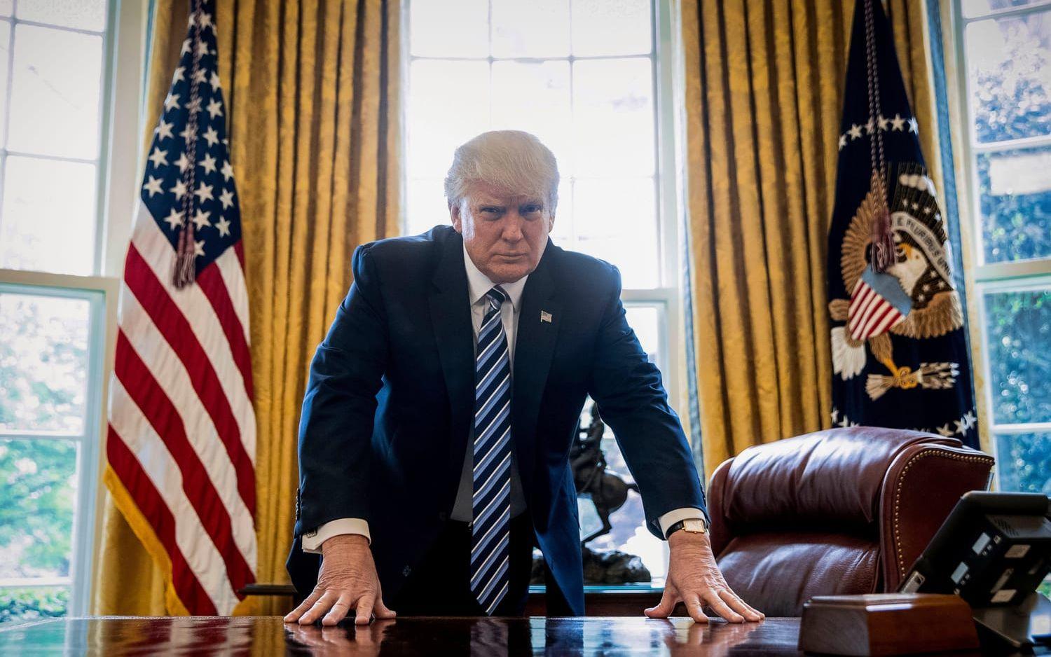 21 APRIL: President Trump poserar vid skrivbordet i Ovala rummet. Foto: TT