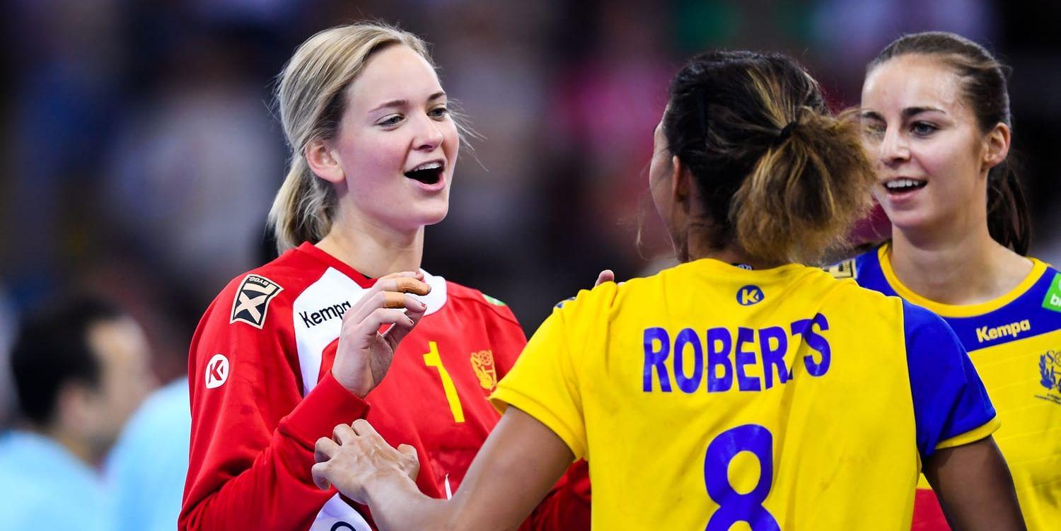 MATCHHJÄLTAR. Johanna Bundsen och Jamina Roberts jublar efter slutsignalen. De båda var nyckelspelare när ­Sverige fick en snabb revansch efter bakslaget mot Polen i premiären.