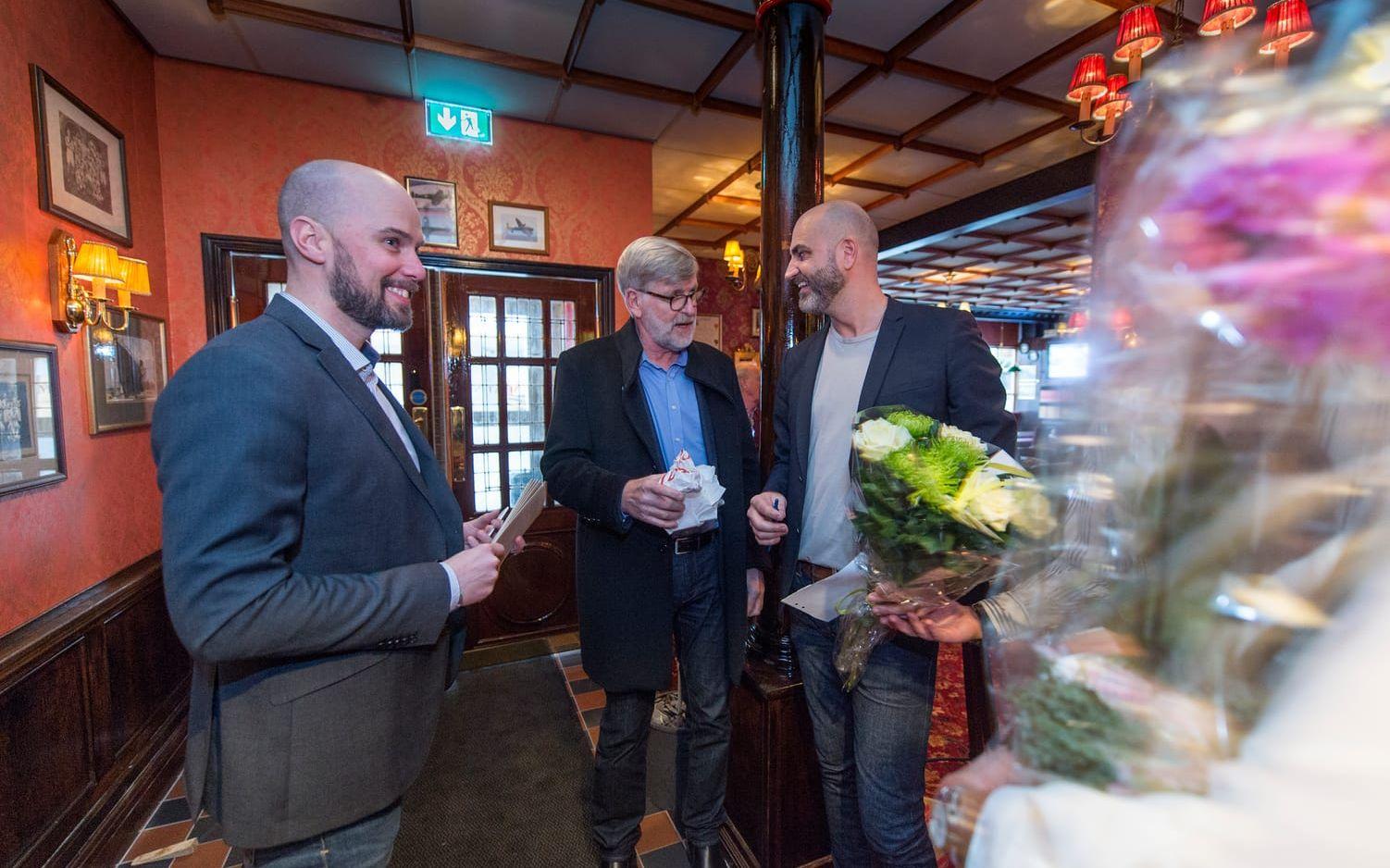 Torbjörn Wernersson och Peter Cedergren välkomnar Stefan Mattsson till nya puben. Foto: Lasse Edwartz