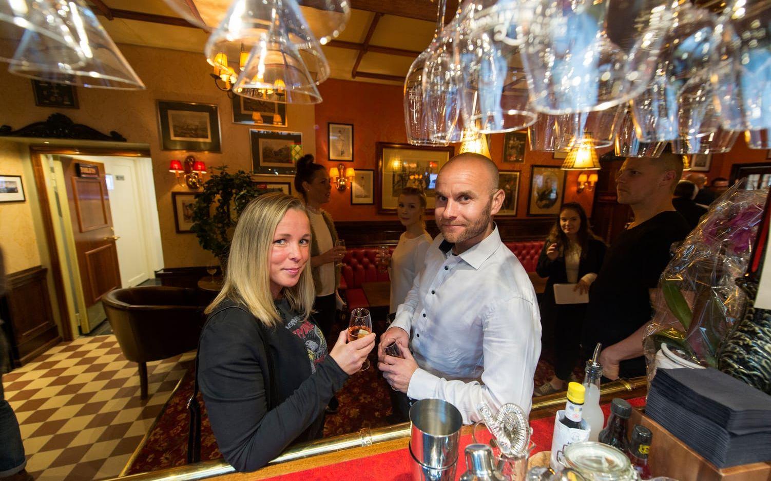 Maria Rönn och Kim Karlsson tar sig ett glas vin i baren. Foto: Lasse Edwartz