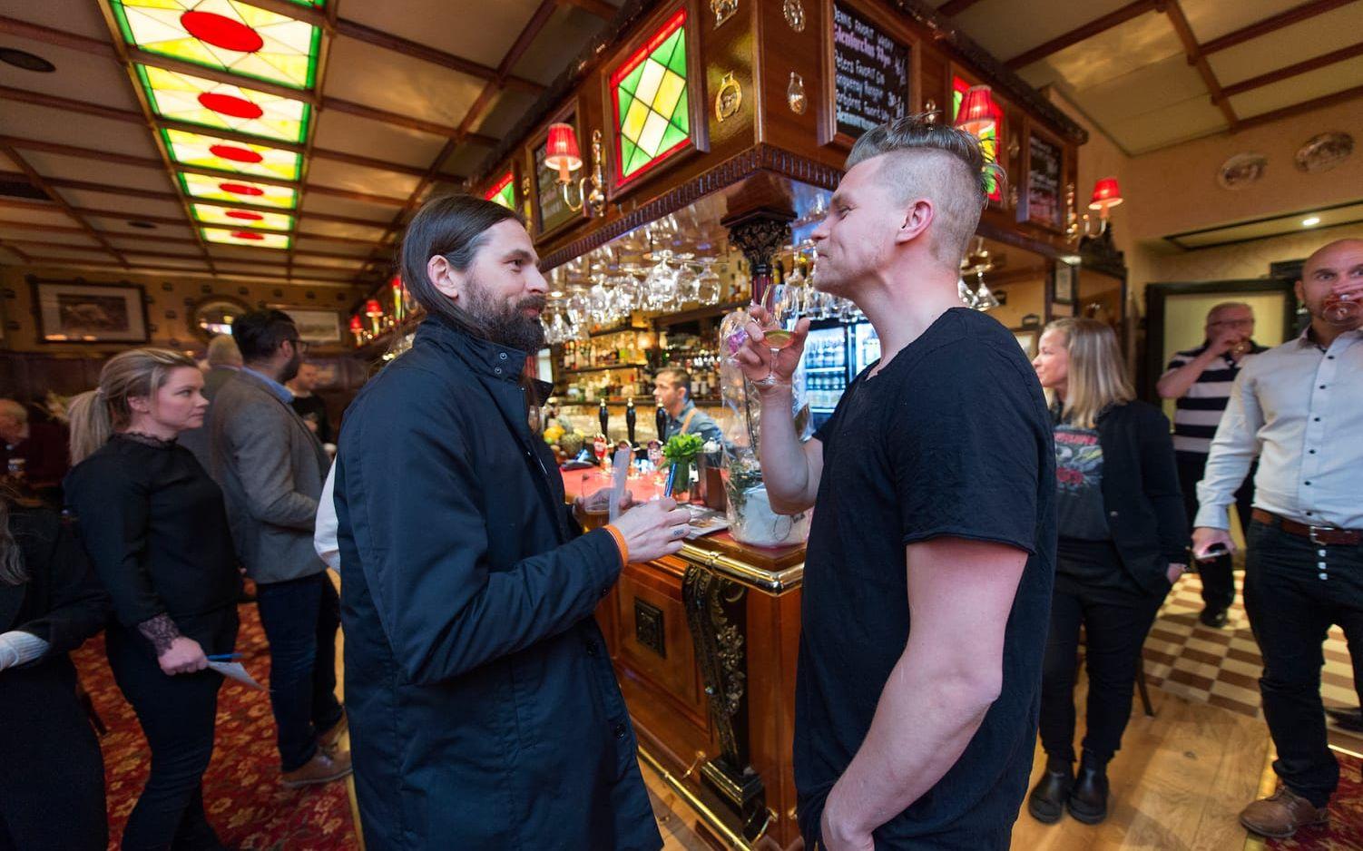 Samuel Stålros och Niklas Eriksson minglar vid baren. Foto: Lasse Edwartz