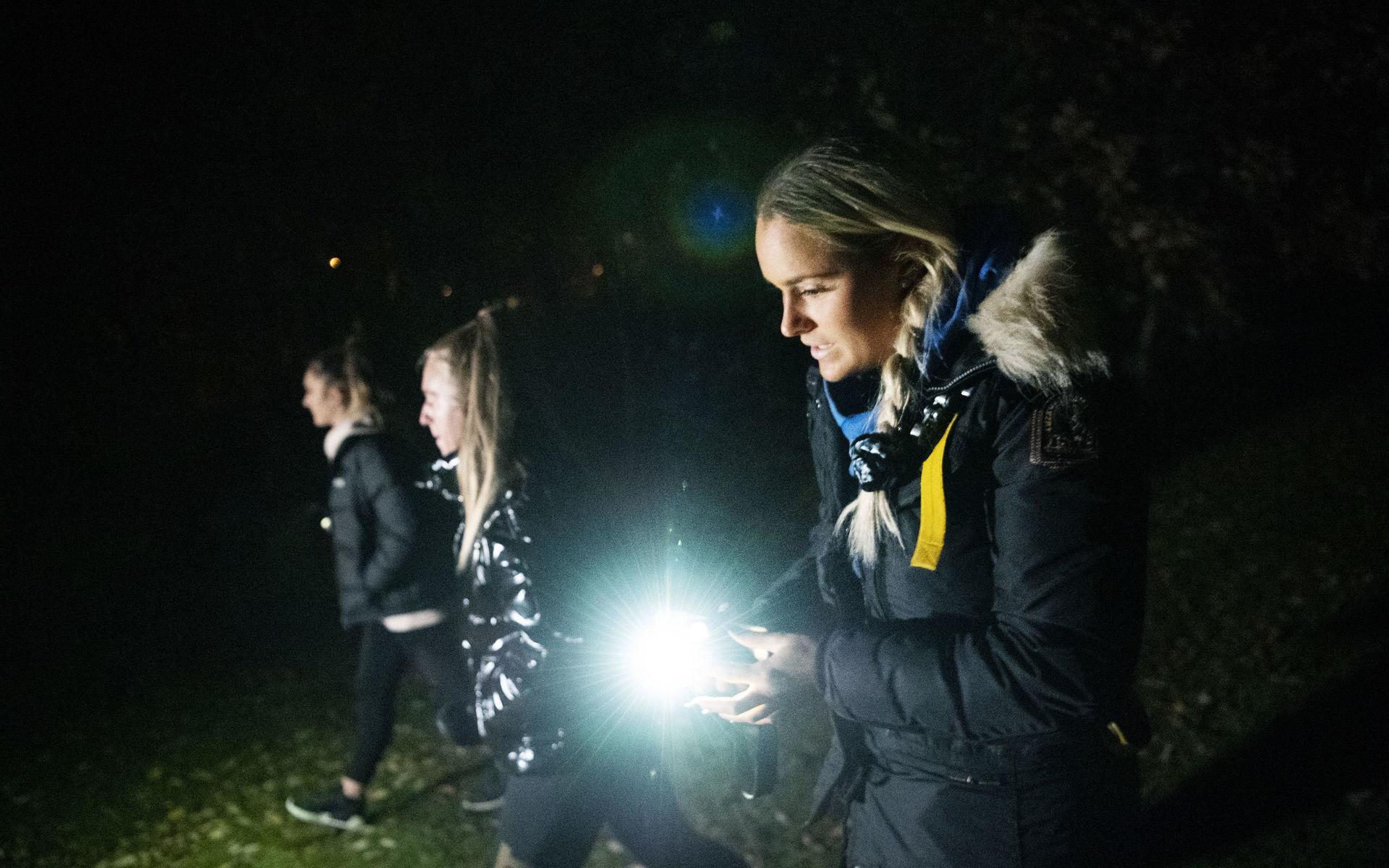 Olivia Ahlqvist (närmast kameran), Emilia Enhamn och Felicia Enhamn hjälper också till i sökandet efter pojken.