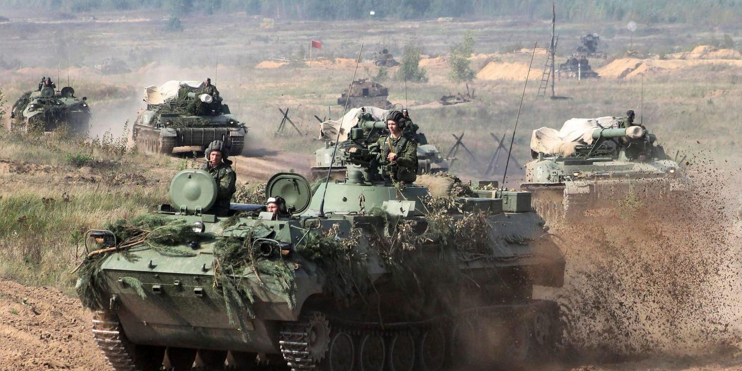 Vitryska militärfordon förbereder sig för storövningen Zapad, som inleds i dag.
