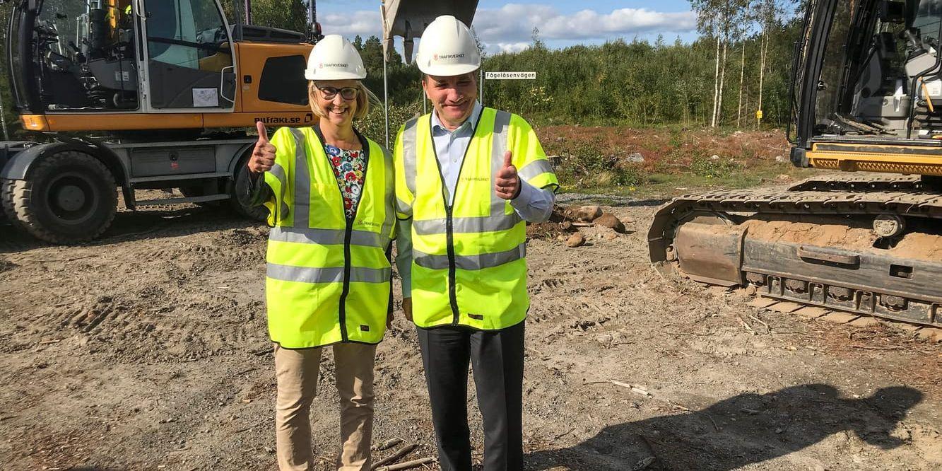 Trafikverkets generaldirektör Lena Erixon och statsminister Stefan Löfven (S) gör tummen upp efter att det första spadtaget för den inledande sträckan av Norrbotniabanan tagits i augusti i fjol. Sedan dess har dock nya förseningar uppstått för projektet.