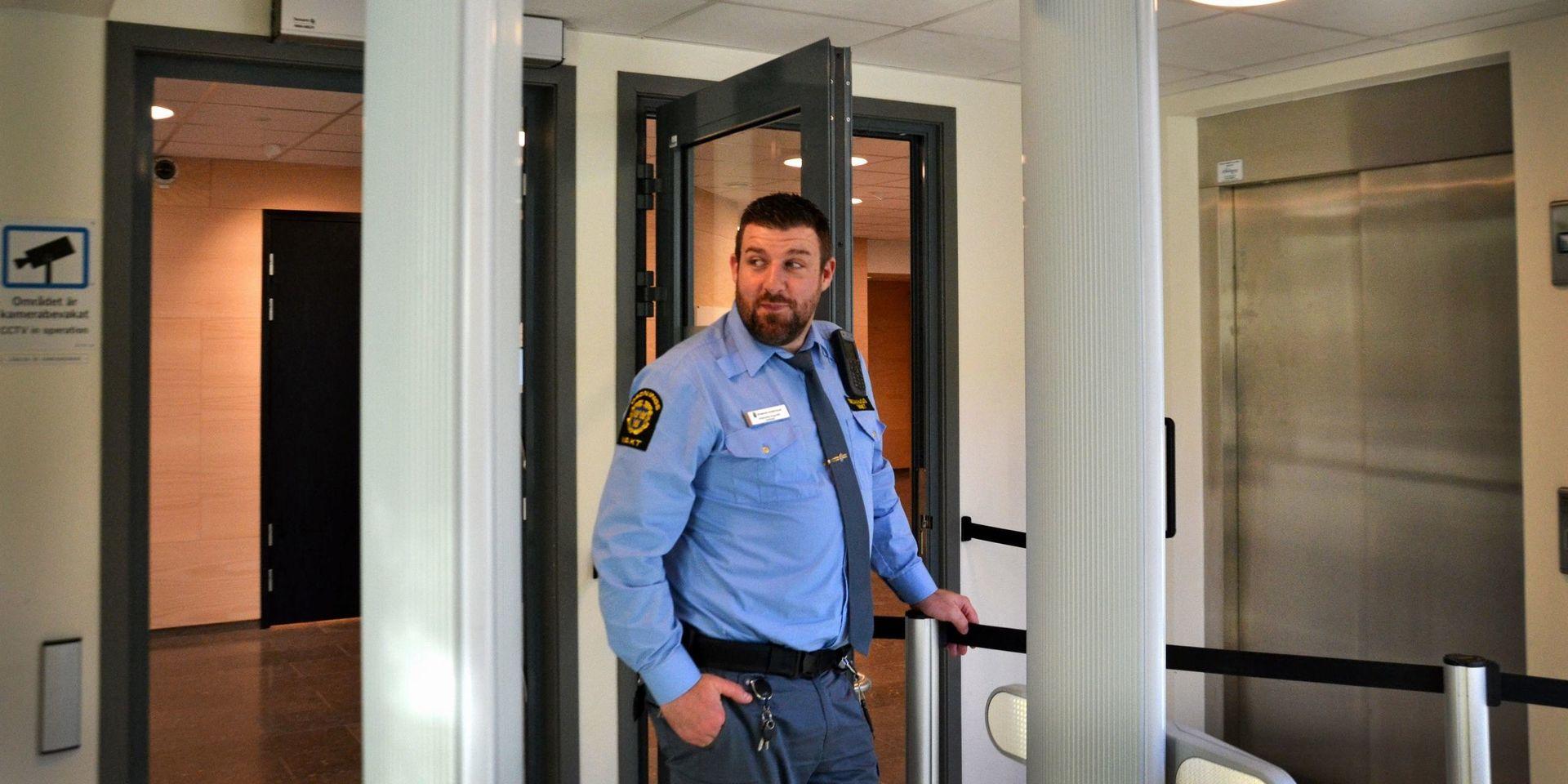Andreas Strandberg, vakt på Uddevalla tingsrätt, berättar att det inte är ovanligt att man stöter på farliga föremål i säkerhetskontrollen.