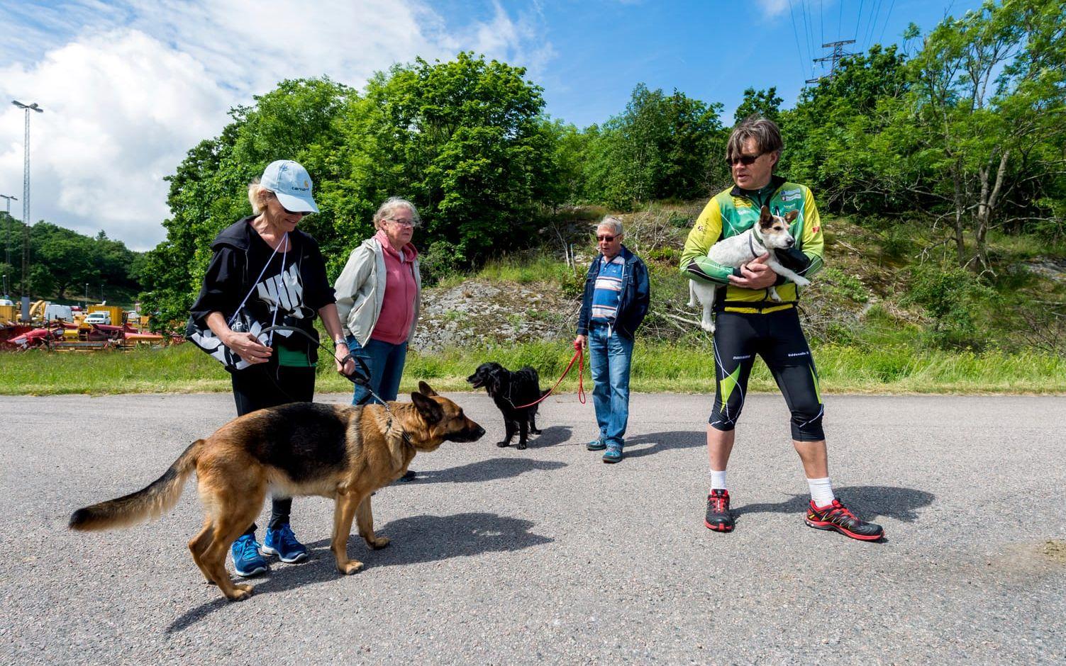 Invigning. F.v. Agneta Öster (med hunden Vinnies), Catarina och Ingvar Kåberg (med hunden Zäta) och Clas Öster med Leo i famnen.