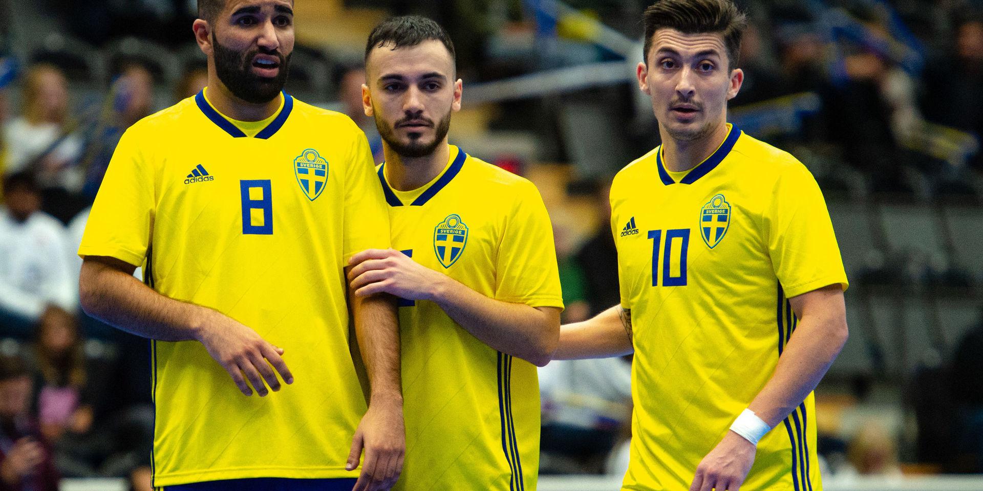 Nima Kadivar får chansen i VM-kvalet tillsammans med IFK Uddevalla-duon Albert Hiseni och Petrit Zhubi. 